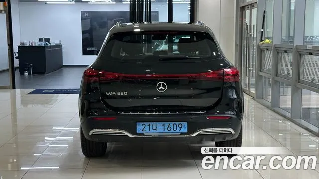 Mercedes-Benz EQA — Фото автомобиля 3