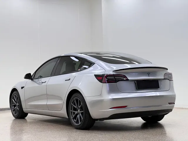 Tesla Model 3 — Фото автомобиля 7