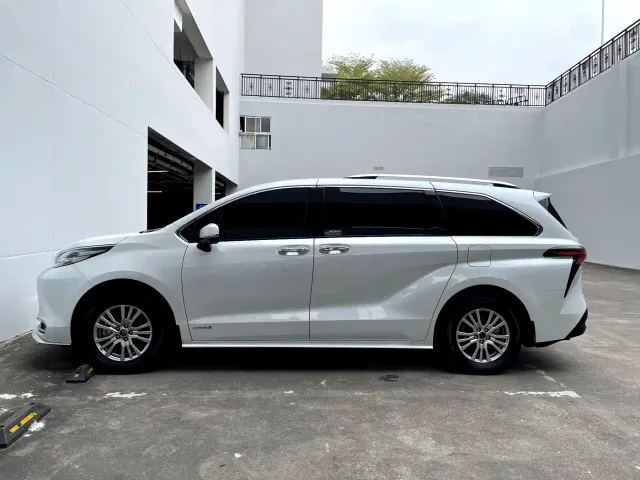 Toyota Sienna — Фото автомобиля 6