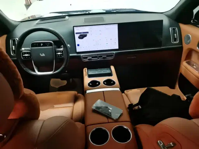 Li Auto L8 — Фото автомобиля 9