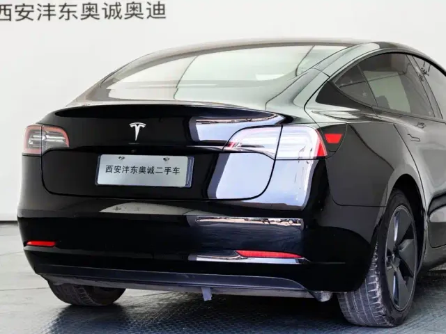 Tesla Model 3 — Фото автомобиля 25