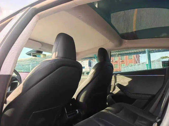 Tesla Model 3 — Фото автомобиля 12