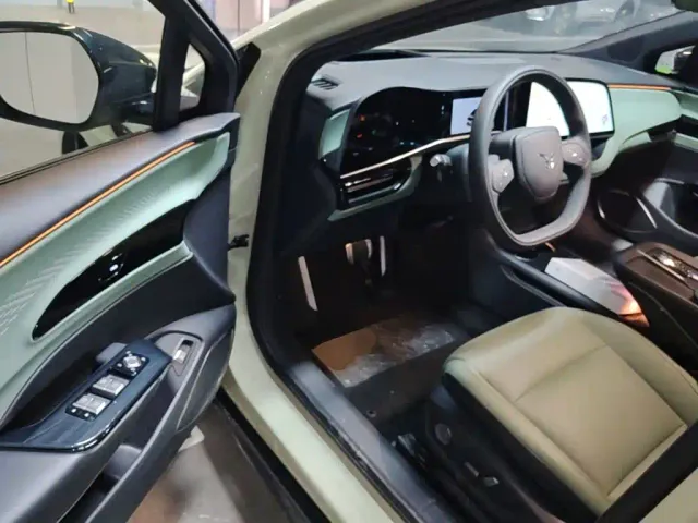 Hongqi EH7 — Фото автомобиля 15