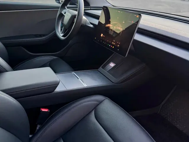 Tesla Model 3 — Фото автомобиля 11