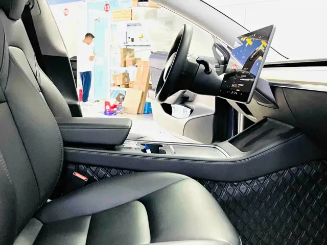 Tesla Model 3 — Фото автомобиля 6