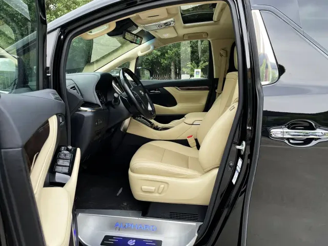 Toyota Alphard — Фото автомобиля 3