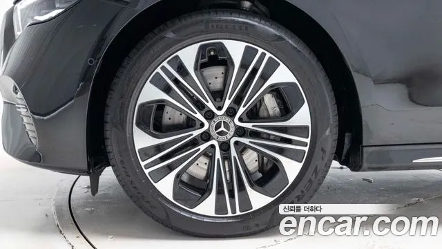 Mercedes-Benz E-Class — Фото автомобиля 5