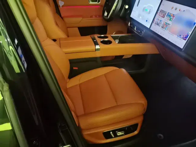 Li Auto L8 — Фото автомобиля 24