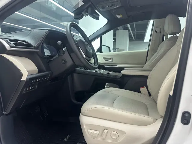 Toyota Sienna — Фото автомобиля 10