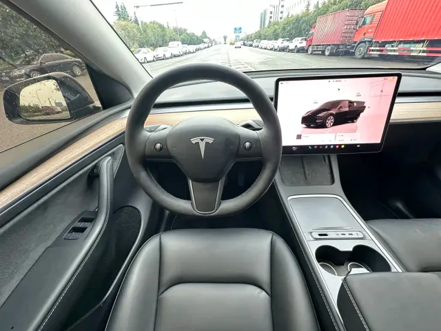 Tesla Model Y — Фото автомобиля 4