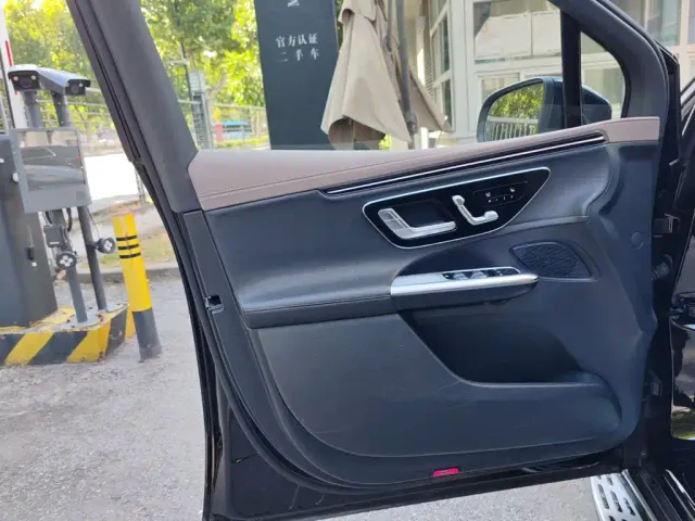 Mercedes-Benz EQE SUV — Фото автомобиля 11