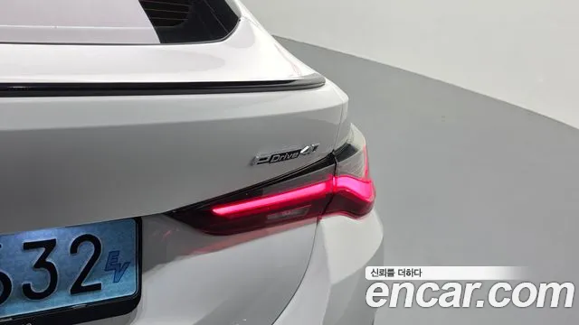 BMW i4 — Фото автомобиля 23