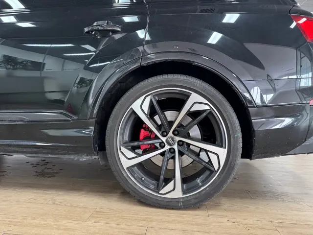 Audi SQ7 — Фото автомобиля 14