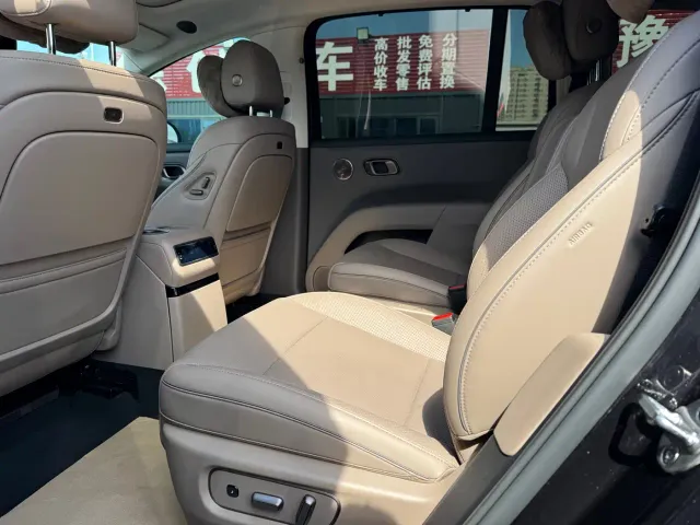 Li Auto i8 — Фото автомобиля 12