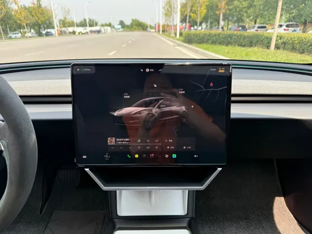 Tesla Model 3 — Фото автомобиля 7