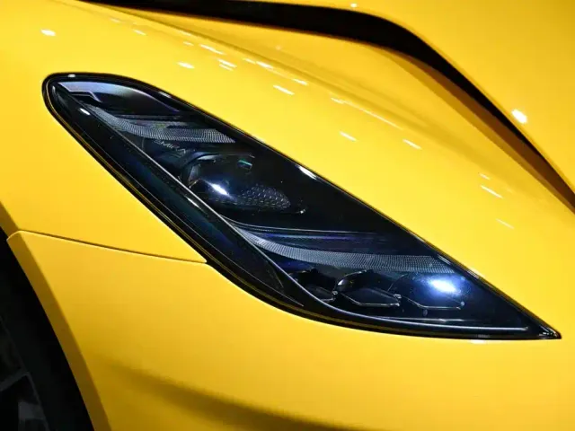 Lotus Emira — Фото автомобиля 8