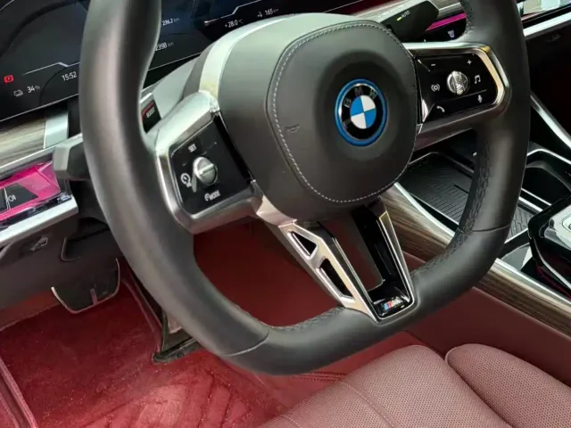 BMW i7 — Фото автомобиля 11