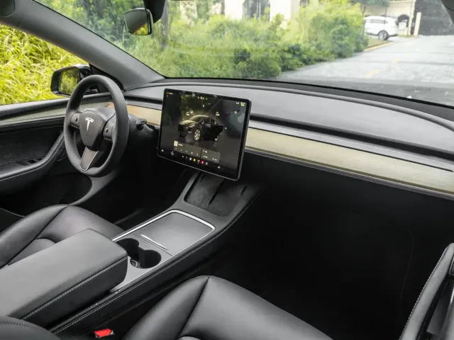 Tesla Model Y — Фото автомобиля 14