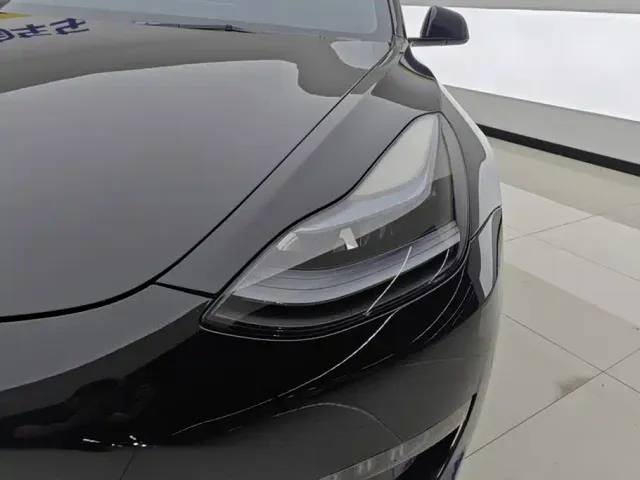 Tesla Model 3 — Фото автомобиля 5