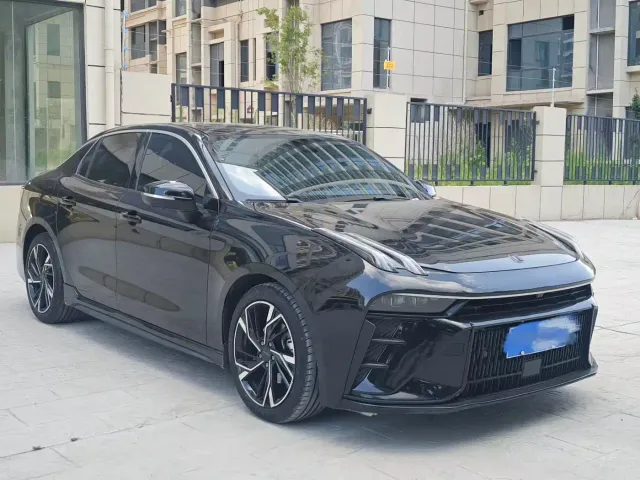 Lynk & Co 03 — Фото автомобиля 3