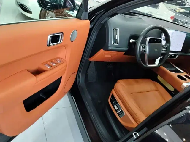 Li Auto L8 — Фото автомобиля 15