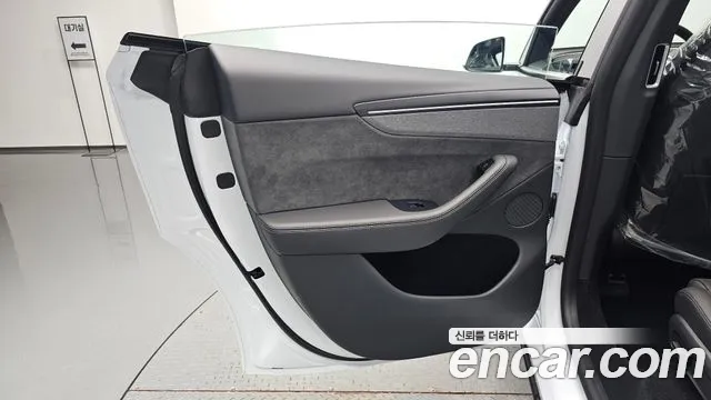 Tesla Model Y — Фото автомобиля 24