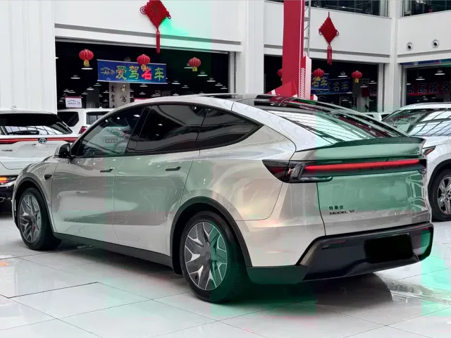 Tesla Model Y L — Фото автомобиля 21