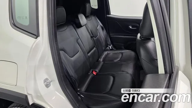 Jeep Renegade — Фото автомобиля 17
