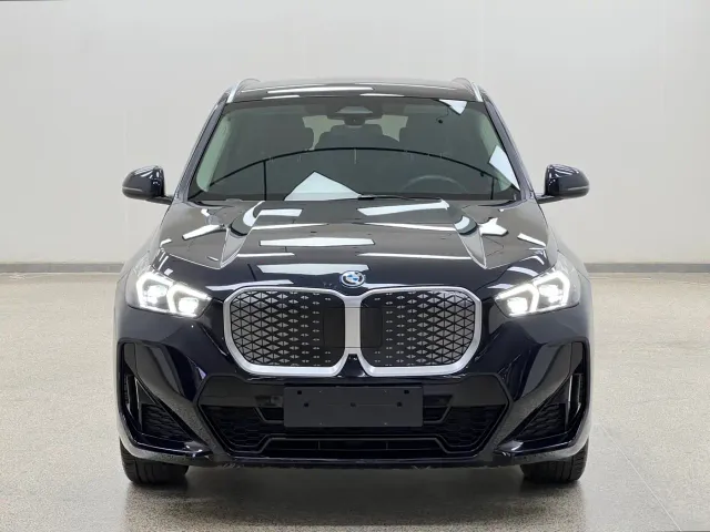BMW iX1 — Фото автомобиля 2
