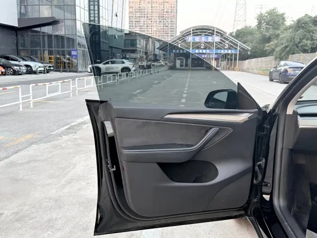 Tesla Model Y — Фото автомобиля 5