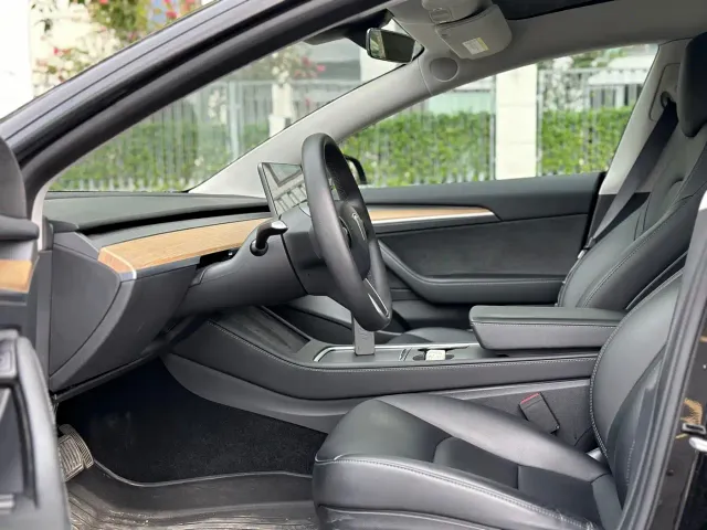 Tesla Model 3 — Фото автомобиля 9