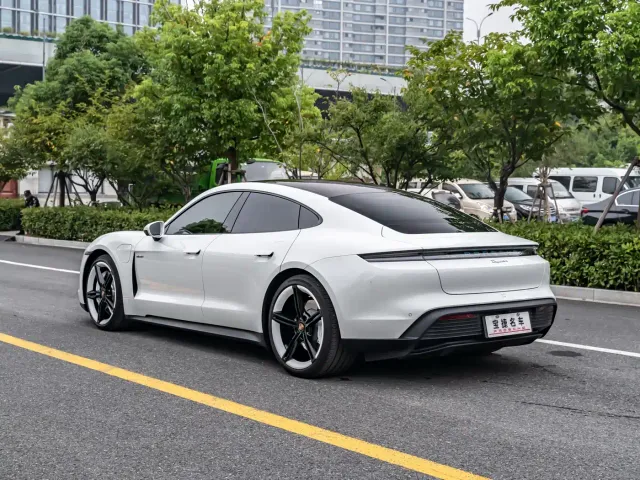 Porsche Taycan — Фото автомобиля 7