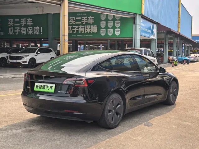 Tesla Model 3 — Фото автомобиля 14
