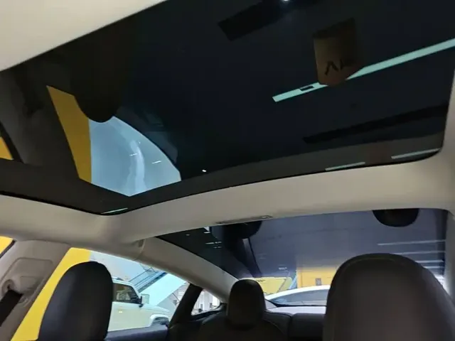 Tesla Model 3 — Фото автомобиля 17