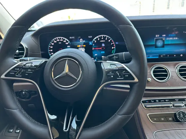 Mercedes-Benz E-Class — Фото автомобиля 21