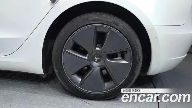 Tesla Model 3 — Фото автомобиля 19