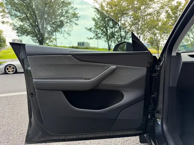 Tesla Model Y — Фото автомобиля 11