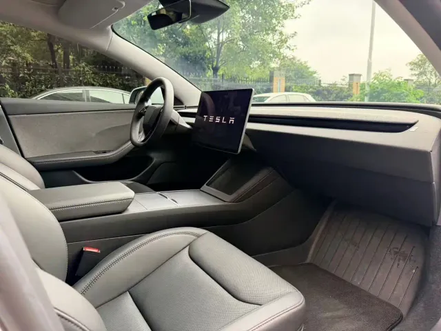Tesla Model 3 — Фото автомобиля 5