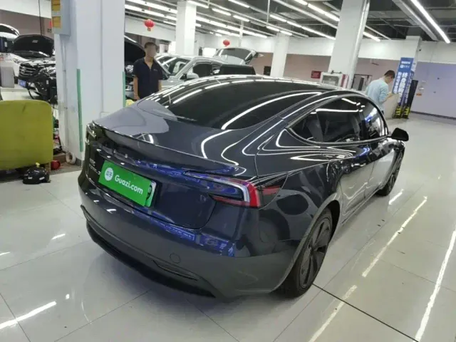 Tesla Model 3 — Фото автомобиля 6