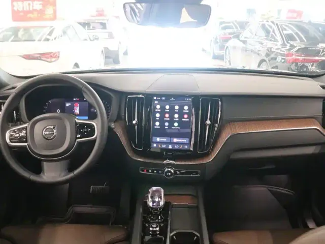 Volvo XC60 — Фото автомобиля 5