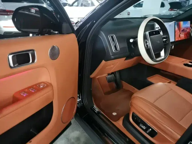 Li Auto L8 — Фото автомобиля 15