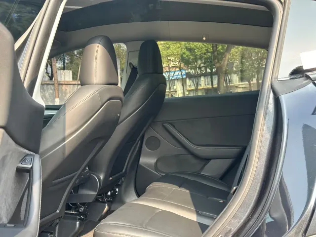 Tesla Model Y — Фото автомобиля 8