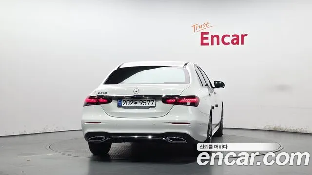 Mercedes-Benz E-Class — Фото автомобиля 4