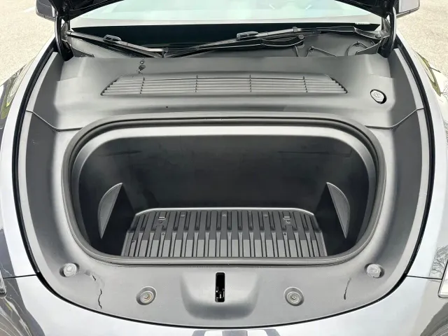 Tesla Model Y — Фото автомобиля 13