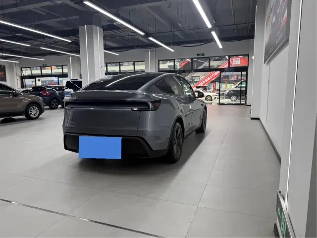 Tesla Model Y — Фото автомобиля 16