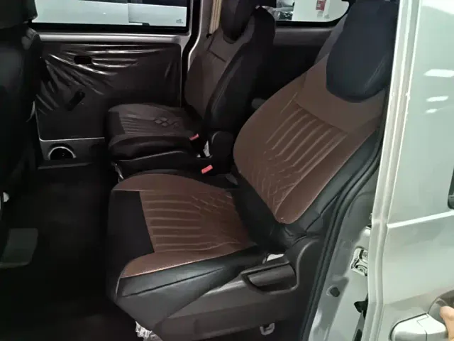 Wuling Hongguang V — Фото автомобиля 12