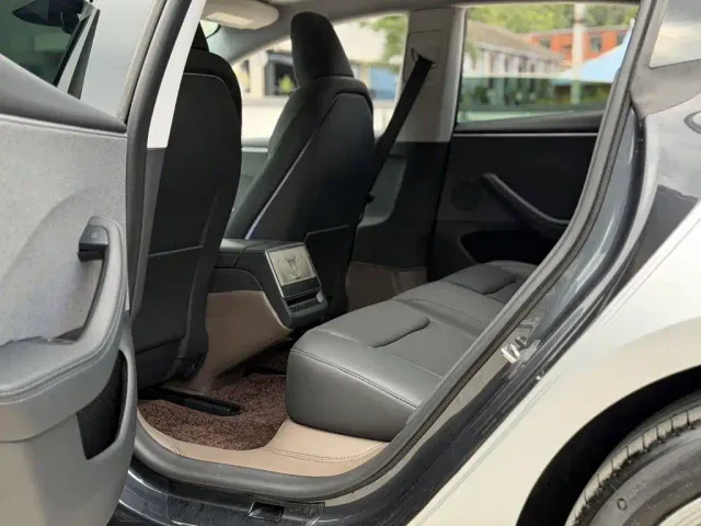Tesla Model 3 — Фото автомобиля 16