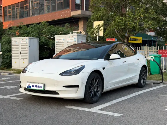 Фотография автомобиля — Tesla Model 3