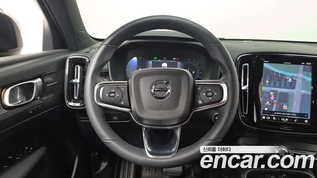 Вольво XC40 B4 Black Edition — Фото автомобиля 13