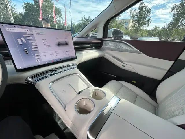 Xpeng X9 — Фото автомобиля 12